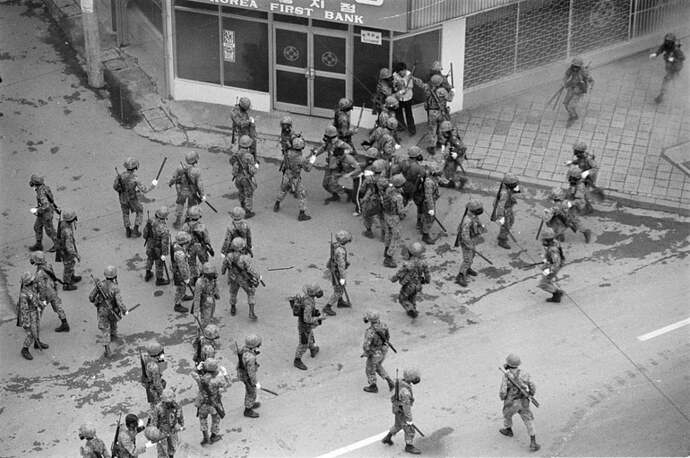 Soldaten schlagen einen Bürger in Gwangju bei Protesten gegen das damalige Militär am 14.05.1980