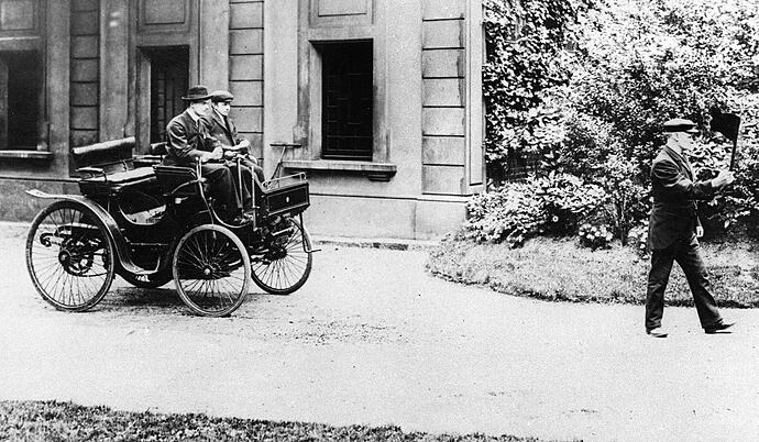 Charles_Rolls_driving_a_Peugeot_1896